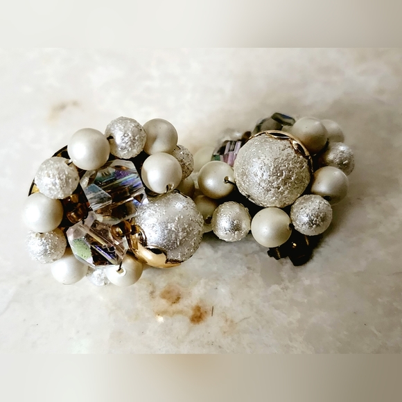 Vintage gorgeous Tara white frosted gold drip cluster beaded clip on earrings - Picture 5 of 6